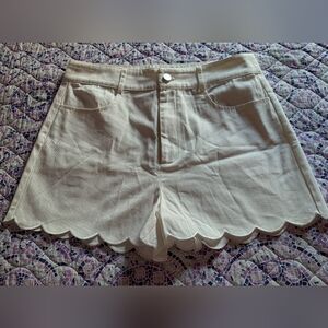 Lascana White Scallop Hem Shorts M